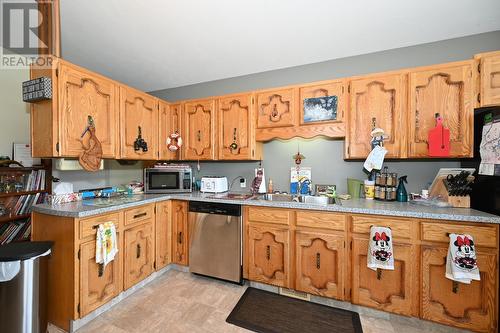 875/877 Armentieres Road, Sorrento, BC - Indoor Photo Showing Kitchen