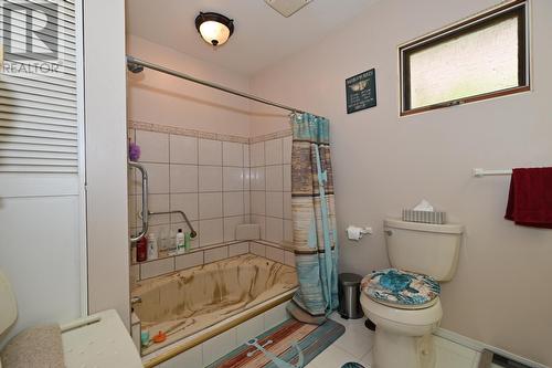 875/877 Armentieres Road, Sorrento, BC - Indoor Photo Showing Bathroom