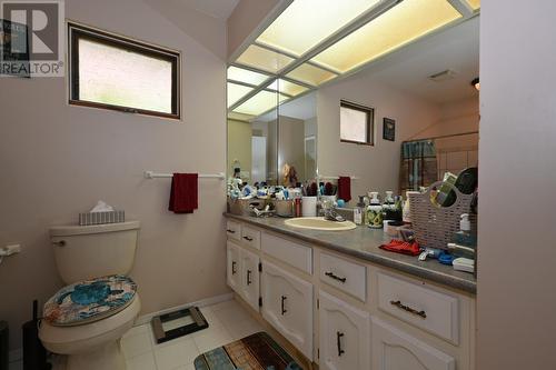 875/877 Armentieres Road, Sorrento, BC - Indoor Photo Showing Bathroom