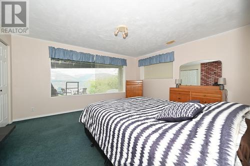 875/877 Armentieres Road, Sorrento, BC - Indoor Photo Showing Bedroom