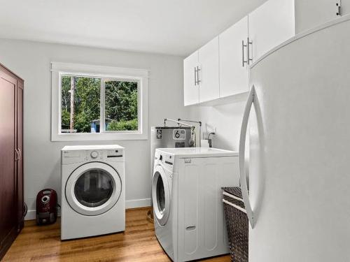 9 Ferry Rd, Clearwater, BC - Indoor Photo Showing Laundry Room