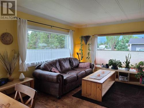 1096 8Th Avenue, Valemount, BC - Indoor Photo Showing Living Room