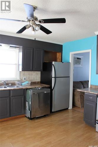 724 3Rd Street E, Shaunavon, SK - Indoor Photo Showing Kitchen With Double Sink