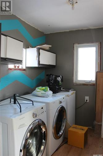 724 3Rd Street E, Shaunavon, SK - Indoor Photo Showing Laundry Room