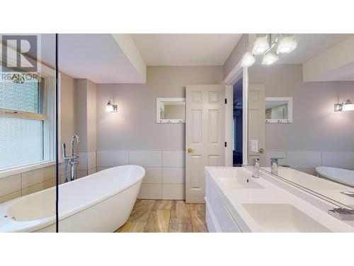 9890 Eastside Road, Vernon, BC - Indoor Photo Showing Bathroom