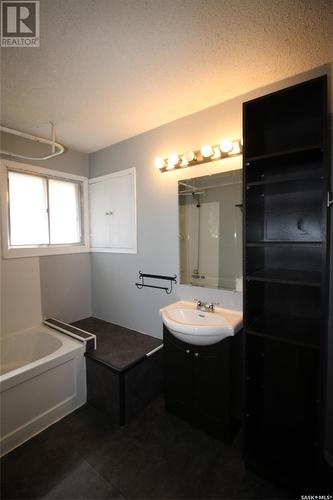 627 1St Street W, Shaunavon, SK - Indoor Photo Showing Bathroom