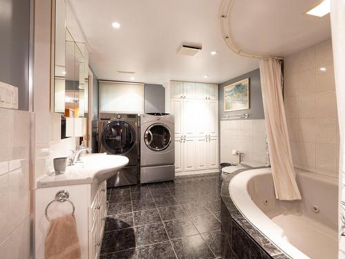 Bathroom - 5960 Rue Marceau, Montréal (Pierrefonds-Roxboro), QC - Indoor Photo Showing Laundry Room