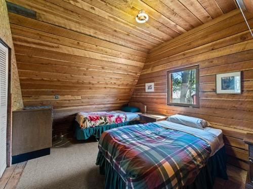 7915 Machete Lake Road, Out Of District, BC - Indoor Photo Showing Bedroom