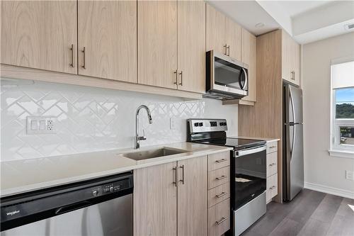 121 #8 Highway|Unit #516, Stoney Creek, ON - Indoor Photo Showing Kitchen With Upgraded Kitchen