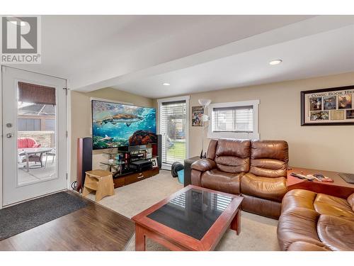 380 Dougall Road N, Kelowna, BC - Indoor Photo Showing Living Room