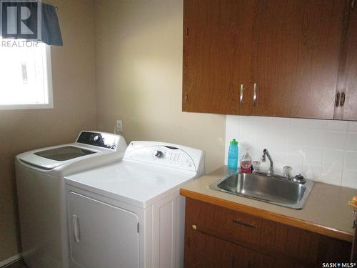 303 3Rd Avenue E, Assiniboia, SK - Indoor Photo Showing Laundry Room