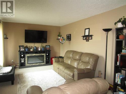 303 3Rd Avenue E, Assiniboia, SK - Indoor Photo Showing Living Room