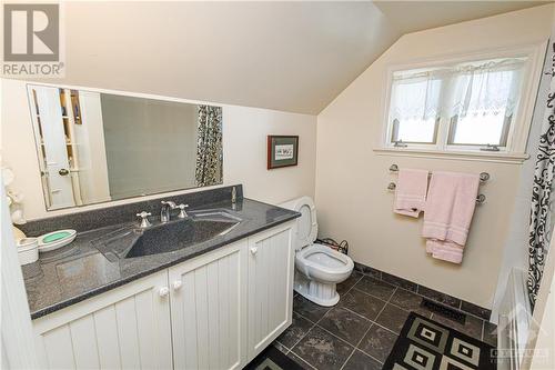 17 Main Street E, Westport, ON - Indoor Photo Showing Bathroom