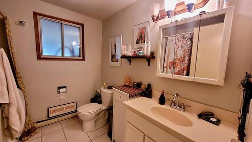 2010 Creek Street, Nelson, BC - Indoor Photo Showing Bathroom