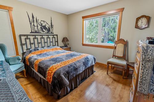 13516 Lakeshore Drive, Boswell, BC - Indoor Photo Showing Bedroom