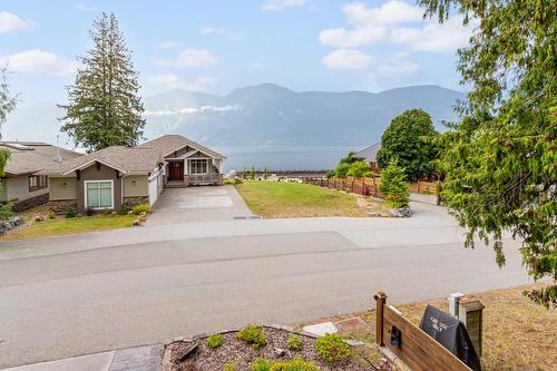 13516 Lakeshore Drive, Boswell, BC - Outdoor