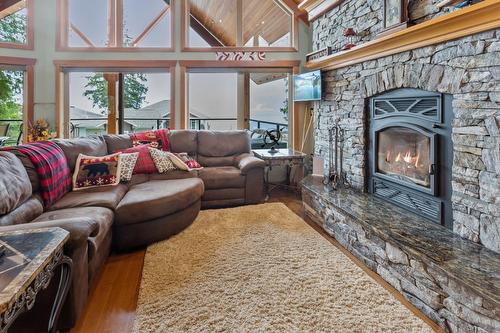 13516 Lakeshore Drive, Boswell, BC - Indoor Photo Showing Living Room With Fireplace