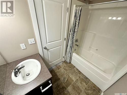 409 820 5Th Street Ne, Weyburn, SK - Indoor Photo Showing Bathroom