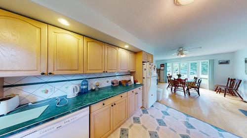 520 Wellington Avenue, Warfield, BC - Indoor Photo Showing Kitchen