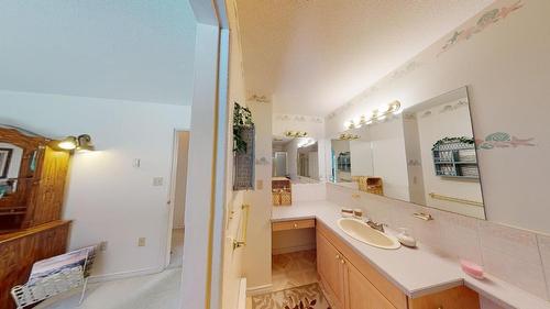 520 Wellington Avenue, Warfield, BC - Indoor Photo Showing Bathroom
