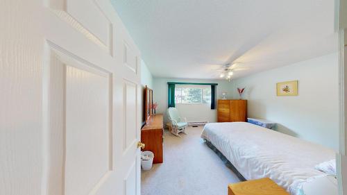 520 Wellington Avenue, Warfield, BC - Indoor Photo Showing Bedroom