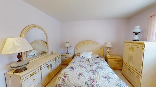 520 Wellington Avenue, Warfield, BC - Indoor Photo Showing Bedroom