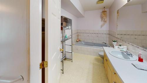 520 Wellington Avenue, Warfield, BC - Indoor Photo Showing Bathroom