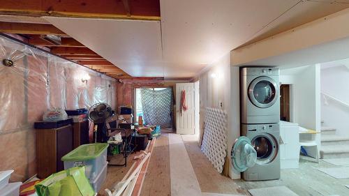 520 Wellington Avenue, Warfield, BC - Indoor Photo Showing Laundry Room