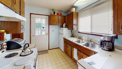 520 Wellington Avenue, Warfield, BC - Indoor Photo Showing Kitchen With Double Sink