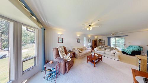 520 Wellington Avenue, Warfield, BC - Indoor Photo Showing Living Room