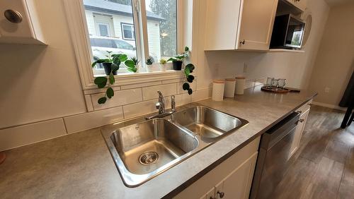 1616 Benniger Road, Christina Lake, BC - Indoor Photo Showing Kitchen With Double Sink
