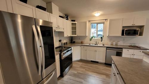 1616 Benniger Road, Christina Lake, BC - Indoor Photo Showing Kitchen
