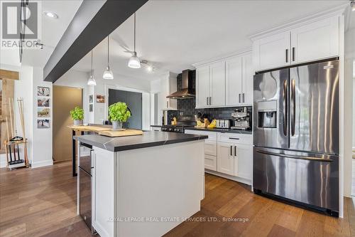 1099 Burnhamthorpe Rd W, Oakville, ON - Indoor Photo Showing Kitchen With Upgraded Kitchen