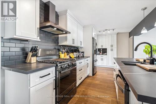 1099 Burnhamthorpe Rd W, Oakville, ON - Indoor Photo Showing Kitchen With Upgraded Kitchen