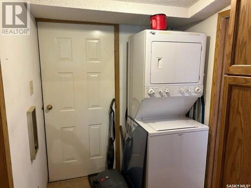 220 Pleasant Avenue, Buena Vista, SK - Indoor Photo Showing Laundry Room