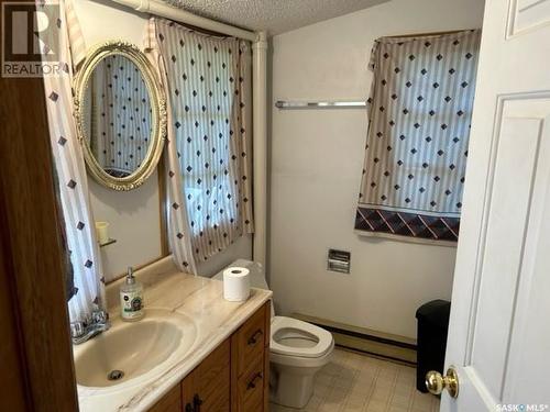 220 Pleasant Avenue, Buena Vista, SK - Indoor Photo Showing Bathroom
