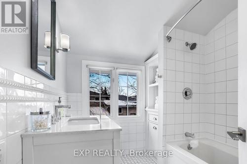 8 Warwick Rd, Hamilton, ON - Indoor Photo Showing Bathroom