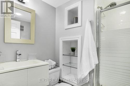 8 Warwick Rd, Hamilton, ON - Indoor Photo Showing Bathroom