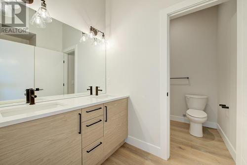 1018 Emslie Street, Kelowna, BC - Indoor Photo Showing Bathroom