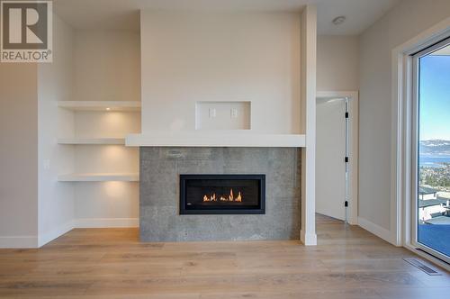 1018 Emslie Street, Kelowna, BC - Indoor Photo Showing Living Room With Fireplace