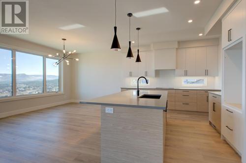 1018 Emslie Street, Kelowna, BC - Indoor Photo Showing Kitchen With Upgraded Kitchen