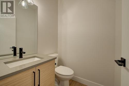 1018 Emslie Street, Kelowna, BC - Indoor Photo Showing Bathroom