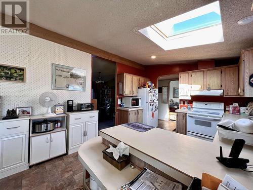 4996 Lily Pad Lake Road, 100 Mile House, BC - Indoor Photo Showing Kitchen