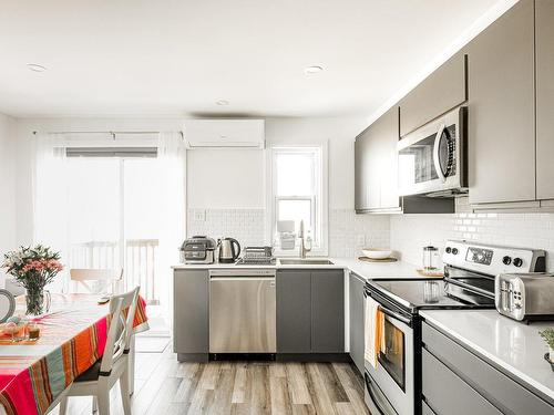 Cuisine - 2433 Rue Aylwin, Montréal (Mercier/Hochelaga-Maisonneuve), QC - Indoor Photo Showing Kitchen With Upgraded Kitchen