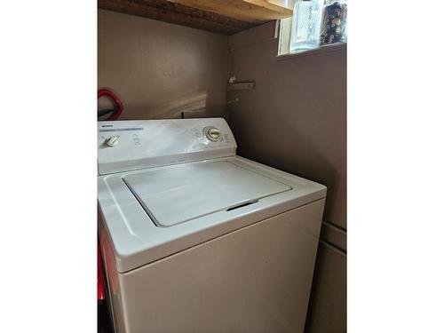 111 Burton Cross Road, Burton, BC - Indoor Photo Showing Laundry Room