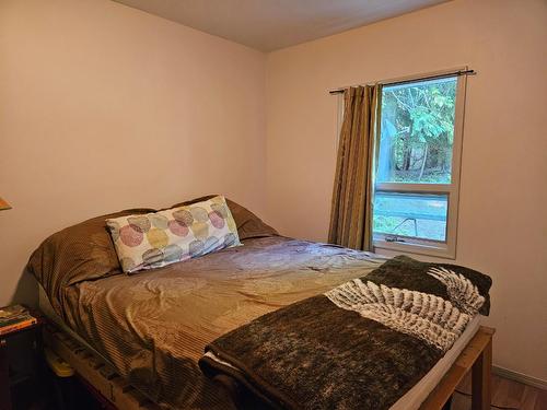 111 Burton Cross Road, Burton, BC - Indoor Photo Showing Bedroom