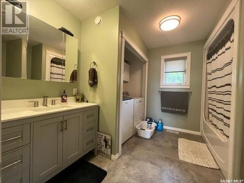 719 Maple Street, Esterhazy, SK - Indoor Photo Showing Bathroom