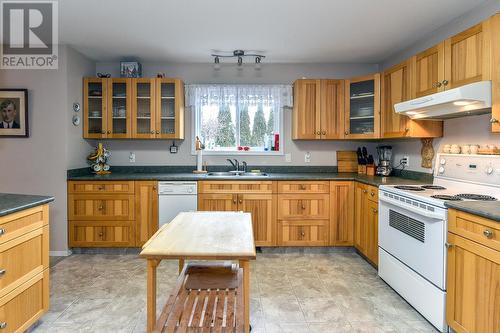 11471 Reiswig Road, Lake Country, BC - Indoor Photo Showing Kitchen With Double Sink