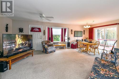 11471 Reiswig Road, Lake Country, BC - Indoor Photo Showing Living Room