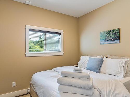 206B-6596 Baird Rd, Port Renfrew, BC - Indoor Photo Showing Bedroom
